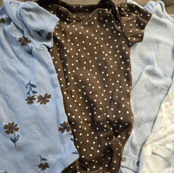 Bundle of 4 Carter's 6 Months Body Suits - Picture 4 of 6